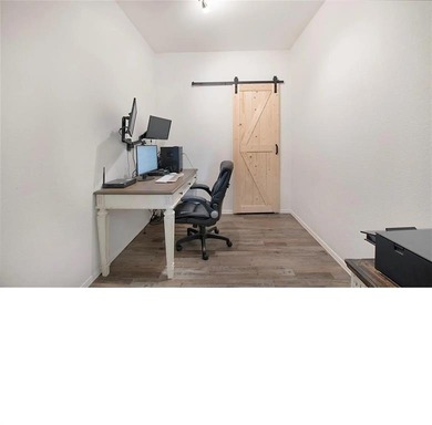 WATERFRONT SHORT-TERM RENTAL OR PRIVATE RESIDENCE. This inviting - photo 11