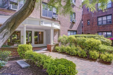 (private lake, pond, coastal) Home For Sale in Great Neck New York