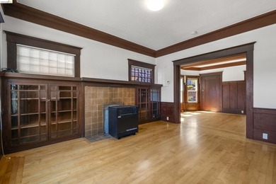 This beautifully preserved 1910 duplex blends timeless character - photo 8