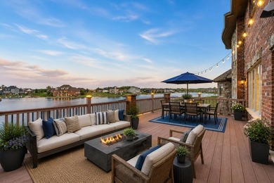 Welcome to a SHOWSTOPPING lakefront estate in the prestigious - photo 3