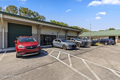 **END UNIT WAREHOUSE**DOUBLE UNIT**LOADING DOCK** This versatile - photo 4