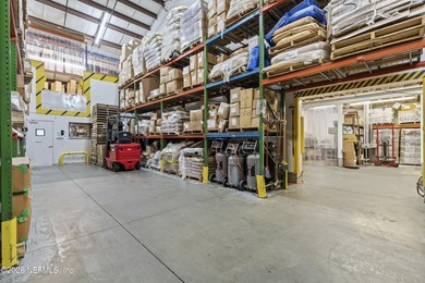 **END UNIT WAREHOUSE**DOUBLE UNIT**LOADING DOCK** This versatile - photo 6