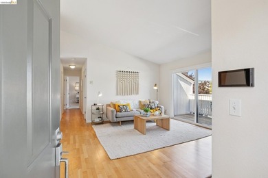 Experience resort-style living in the heart of Richmond Marina - photo 2