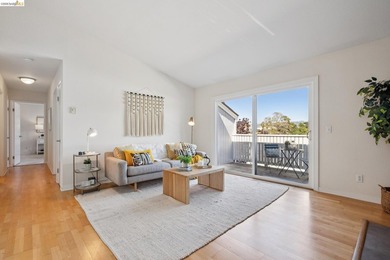 Experience resort-style living in the heart of Richmond Marina - photo 3
