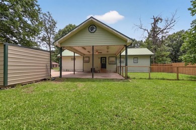 Located on a spacious corner lot, this waterfront 3-bedroom - photo 27