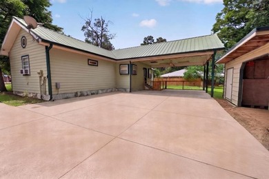 Located on a spacious corner lot, this waterfront 3-bedroom - photo 28
