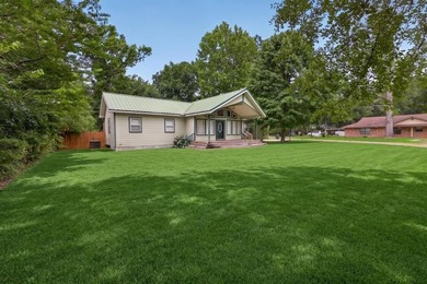 Located on a spacious corner lot, this waterfront 3-bedroom - photo 32