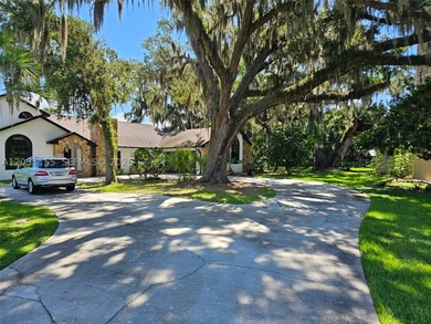 Lake Tohopekaliga Home For Sale in Kissimmee Florida