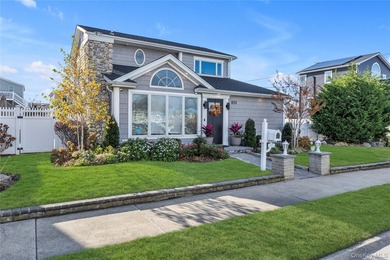 (private lake, pond, coastal) Home For Sale in Lindenhurst New York