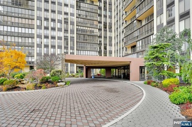 *LUXURY 16TH-FLOOR CONDO* Perched high on the 16th floor of one