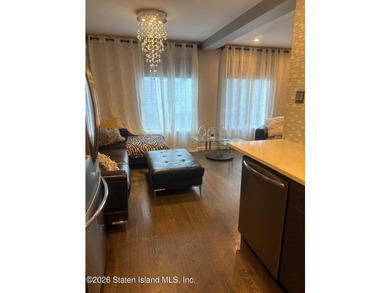 Absolutely beautiful and fully updated townhouse conveniently - photo 11
