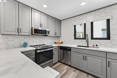 STYLISHLY UPDATED - MOVE-IN READY - THE TOWNHOUSE TO BUY IN TWO - photo 4