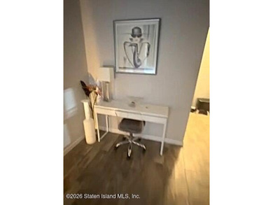 Absolutely beautiful and fully updated townhouse conveniently - photo 14