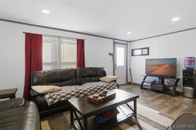 Welcome to this beautifully remodeled 3 bedroom, 2 bathroom - photo 18