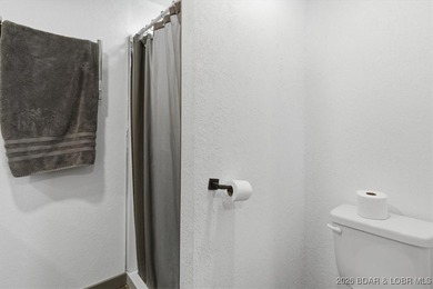 Welcome to this beautifully remodeled 3 bedroom, 2 bathroom - photo 24