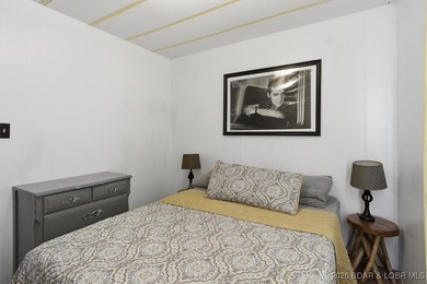 Welcome to this beautifully remodeled 3 bedroom, 2 bathroom - photo 32