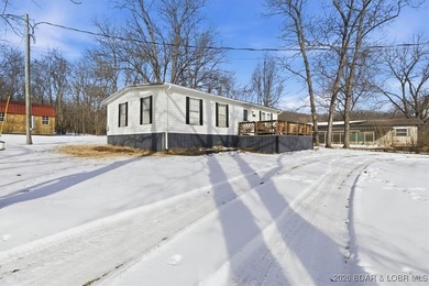 Welcome to this beautifully remodeled 3 bedroom, 2 bathroom - photo 33