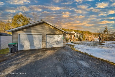 Chicola Lake Home For Sale in Saylorsburg Pennsylvania