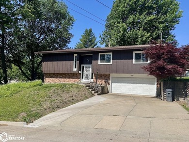Welcome home to this well-maintained split foyer situated on a - photo 1