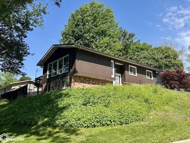 Welcome home to this well-maintained split foyer situated on a - photo 2