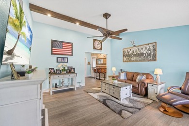 Welcome to 128 Banyan Circle, a meticulously maintained - photo 2