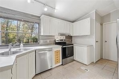 Close to LAKE ALLATOONA!! Tucked away on a beautiful private lot - photo 8