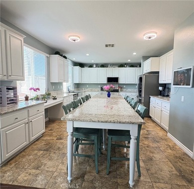 Rarely available, this spacious SEVEN-bedroom, 3-bathroom - photo 11