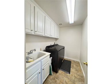 Rarely available, this spacious SEVEN-bedroom, 3-bathroom - photo 21