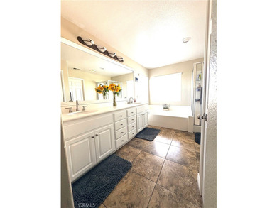 Rarely available, this spacious SEVEN-bedroom, 3-bathroom - photo 24