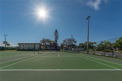 Beautifully updated 1st floor 1-bed, 1.5-bath condo w/stunning - photo 32