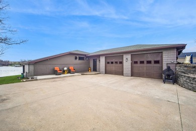 Wake up to stunning south-facing lake views from this - photo 1