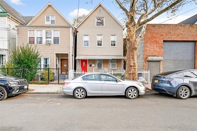 Well maintained detached three level home in the Van Nest - photo 1