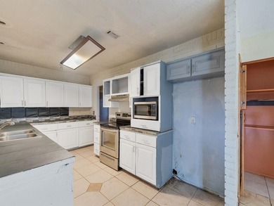 Blank Canvas Opportunity! Spacious 1,689 sq. ft. home offering - photo 3