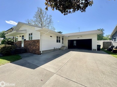 Well maintained ranch in a quiet neighborhood offers a - photo 2