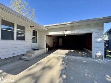 Well maintained ranch in a quiet neighborhood offers a - photo 3