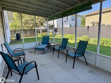 Well maintained ranch in a quiet neighborhood offers a - photo 7