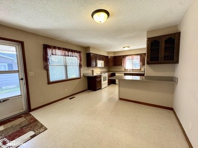 Well maintained ranch in a quiet neighborhood offers a - photo 10