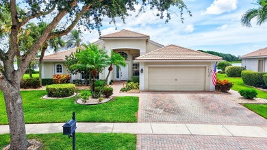 This is a SPECTACULAR POINT LOT with a pool/spa, whole house - photo 1