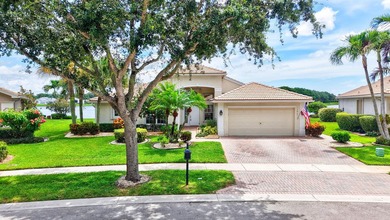 This is a SPECTACULAR POINT LOT with a pool/spa, whole house - photo 2