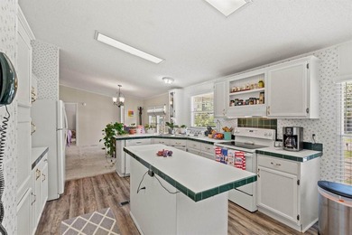 Beautifully maintained, 527 Grapevine Street, a charming - photo 11