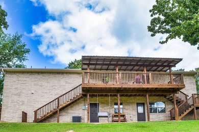 Welcome to this beautifully maintained spacious 3 bedroom, 2 - photo 40