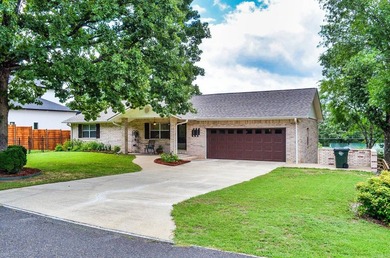 Welcome to this beautifully maintained spacious 3 bedroom, 2 - photo 42