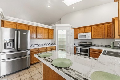 Beautiful Custom 2005 home in the desirable golf course - photo 3