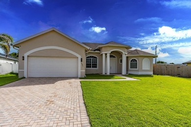 Custom-built 4-bedroom, 3.5 bathroom plus a den pool home - photo 1