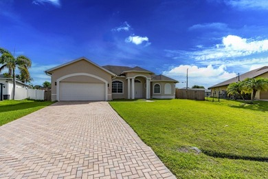 Custom-built 4-bedroom, 3.5 bathroom plus a den pool home - photo 2