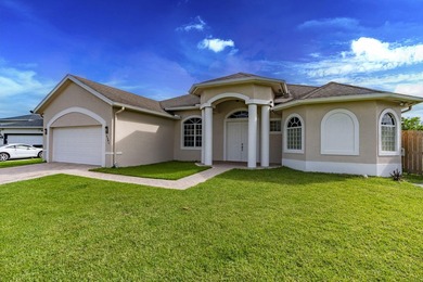 Custom-built 4-bedroom, 3.5 bathroom plus a den pool home - photo 3