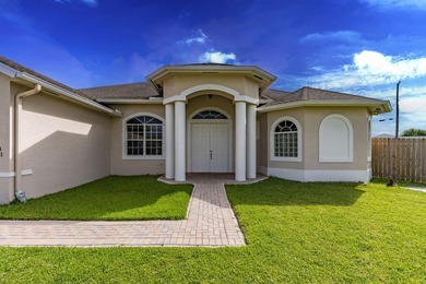 Custom-built 4-bedroom, 3.5 bathroom plus a den pool home - photo 4
