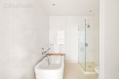 Perfect for entertaining, this stunning 2 Bed 2 Bath residence - photo 5