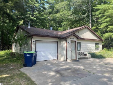 Spider Lake Home For Sale in Traverse City Michigan