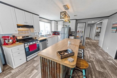 Welcome to this beautiful 2022 mobile home, offering peace of - photo 8